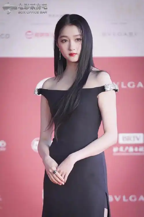 关晓彤北影节黑色露肩长裙##关晓彤说梁爽控制不住情绪时很像自己