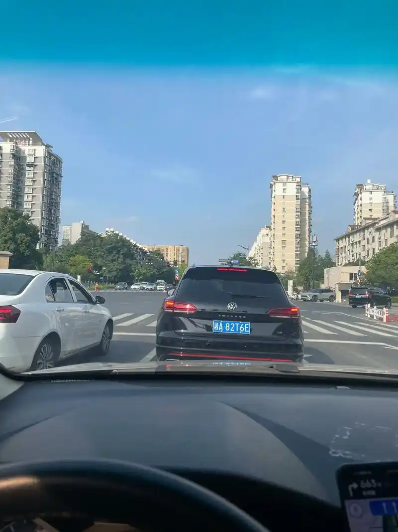 体验杭州晚高峰堵车,46公里,75个红绿灯#都市车流 - 抖音