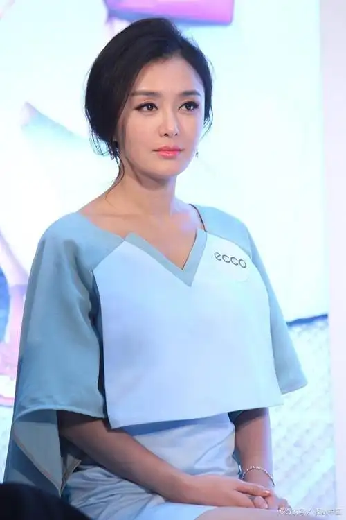 在中国娱乐圈中,有一位女演员的美貌与才华远近闻名,她就是秦岚.