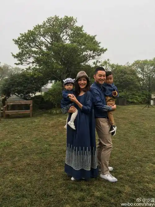 沙溢晒一家四口比心照##沙溢晒一家人背影照