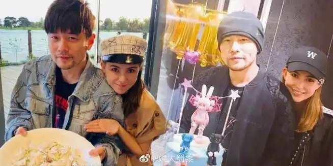 周杰伦昆凌情人节捧花合照