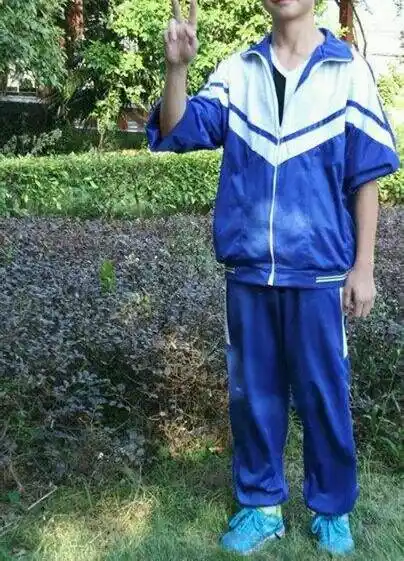 下流行的也和以往的运动风有所不同,这季更强调1990年代的复古运动感