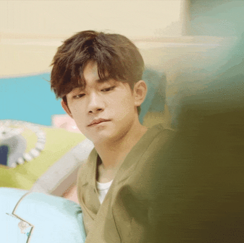 易烊千玺罗莱家纺广告独家花絮上线,笑容满分的迷人千崽