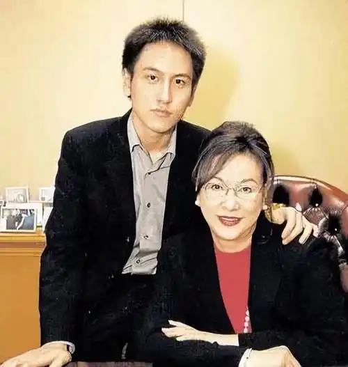 "汤臣少主"汤珈铖:,18岁做霸总身家百亿,39未婚成父母心病