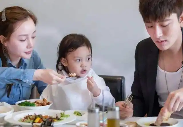 所以他们就选择牵手进入婚姻,几个月之后女儿出生了,一家三口日子过得