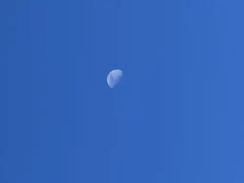 半轮蓝天上的明月