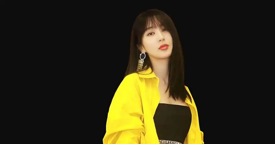 秀美背,露胸轮廓,晒胯肌肤,黄晓明前女友李菲儿靠擦边炒话题_作品