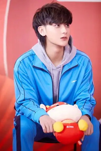 帅气"蓝"朋友黄子韬来啦!一身蓝色运动套装出镜,青春阳光