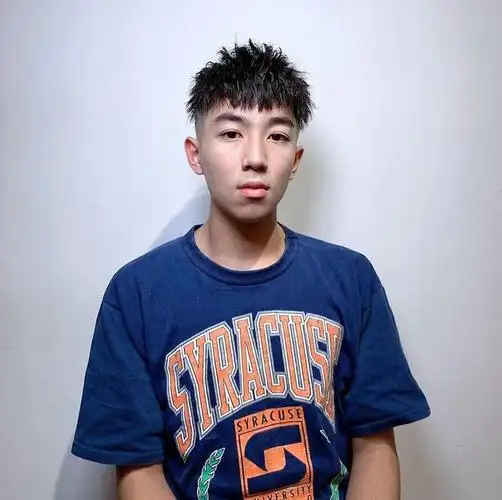 这款锡纸烫发型,越来越受男士们的欢迎了,把头发烫出一缕一缕的效果