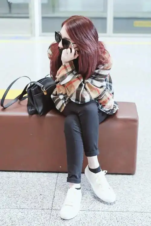 在穿了一双小白鞋的同时,孟美岐还在里面多穿了一双黑色的袜子,其实