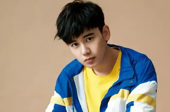 黄明昊个人资料(近来猛升的00后男明星) - 散下步