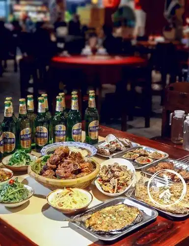 和烧烤就迎上桌前,三荤三素一汤各色形异,背后飒然地立着几十瓶啤酒