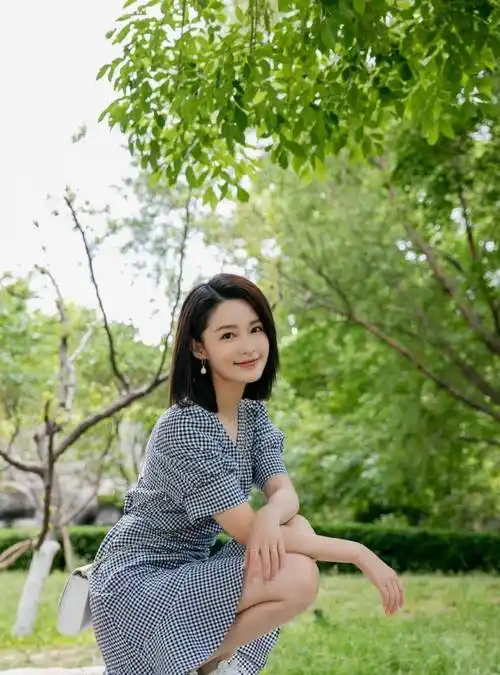 李沁穿衣最大胆的一次,露背装狂秀美背,瘦得让人心疼_时尚_上衣_气质