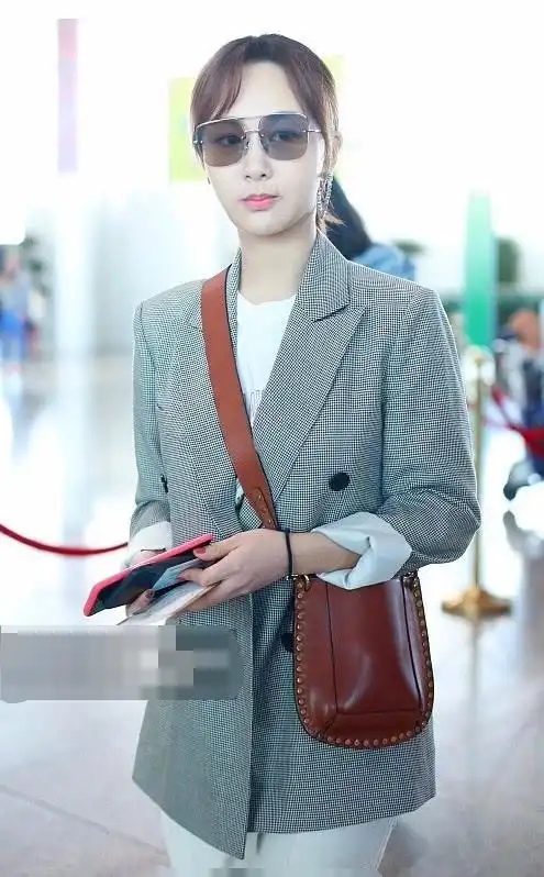 杨紫的包难道是用牛皮纸折的打了一圈的钉子意外美得亮眼