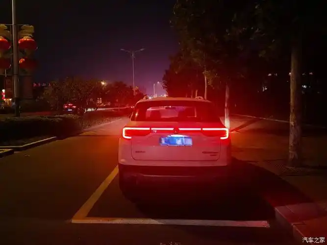 这就是晚上车尾的辨识度,贯穿式尾灯的搭配.