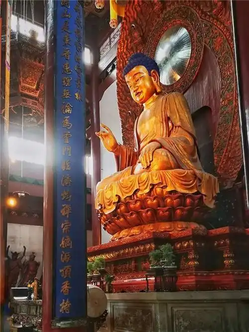 杭州灵隐寺大雄宝殿楹柱联——莫虚负荷花十里桂子三秋