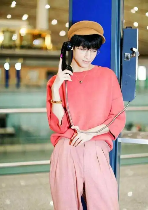 鹿晗穿着这个粉色西服竟然有些可爱有没有啊!