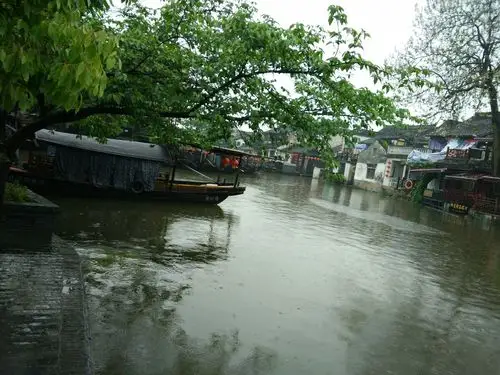 江南最不缺的就是小桥流水,在西塘古镇,又怎么能少得了这样的风景?