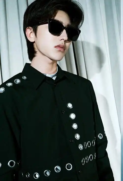 蔡徐坤晒kun标墨镜