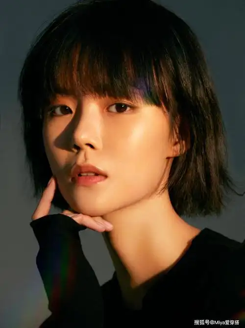 蓝色针织手套时髦难懂?古灵精怪张婉清,抹胸叠穿无袖西装好瘦小