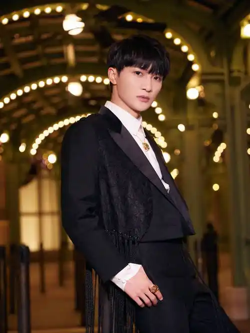 周深身着 st. john 黑色西装外套_剪裁_光影_经典