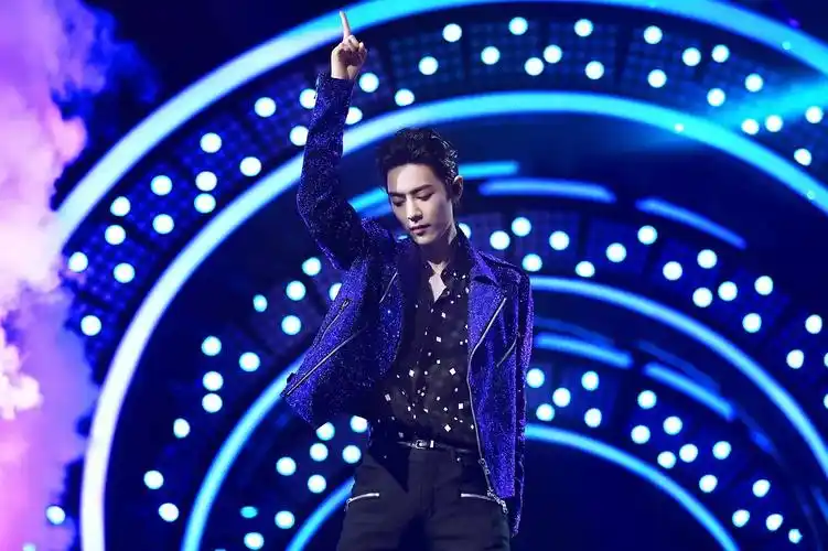 肖战今天总算变成了大背头bb机舞池里的007(新增一.