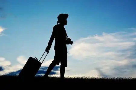 走路的人旅行的剪影图片