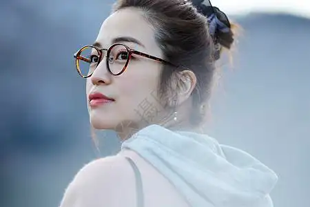 村田莲儿戴眼镜的女人侧着头岐阜县背景