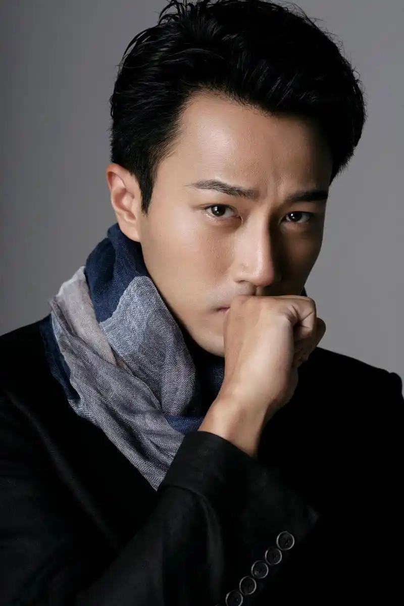 刘恺威拍写真 大展绅士风采