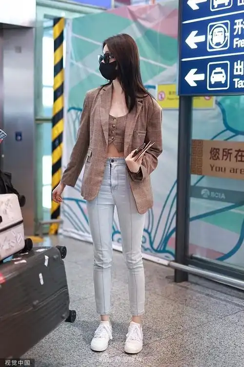 组图:张艺凡格纹西装知性飒爽 紧身牛仔裤大秀长腿