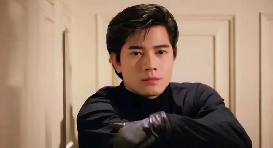 郭富城五官头型非常精致立体,无论什么角度看都舒适无死角,帅气的阳光