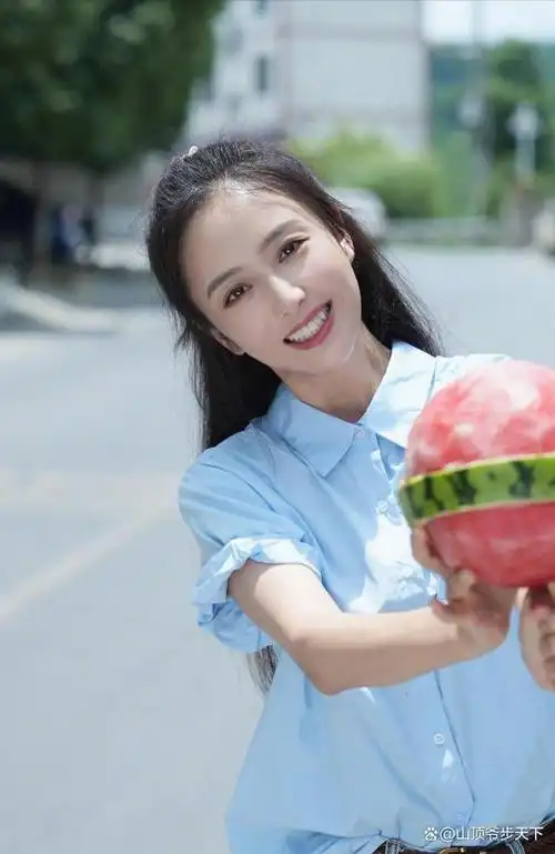 佟丽娅分享夏日美照,手捧西瓜棒棒糖俏皮可爱,笑容温柔似初恋