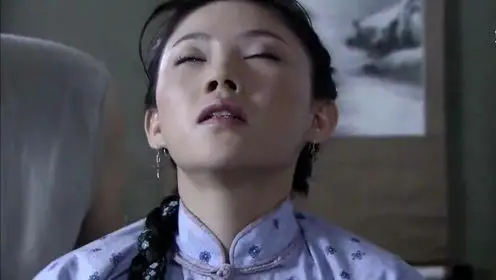 围屋里的桃花:绿蚕腰疼,撒娇让闻良帮自己捶几下,下一秒如愿了