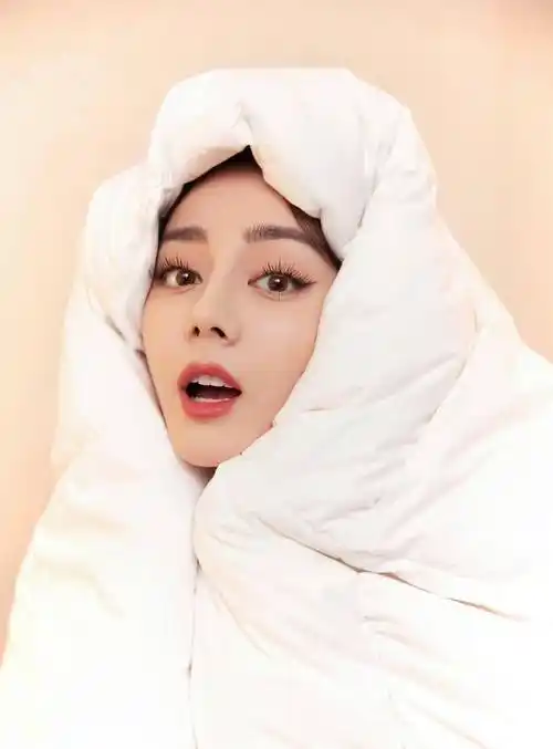 迪丽热巴穿水粉色条纹衬衫裙秀长腿 扎高马尾俏皮灵动_写真照_活动