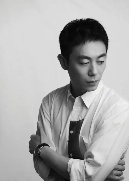 朱亚文白衣造型大片释出微笑治愈眼神写满故事氛围