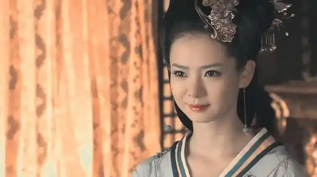 1,戚薇2010年因参演古装剧《美人心计》而被观众所熟知.