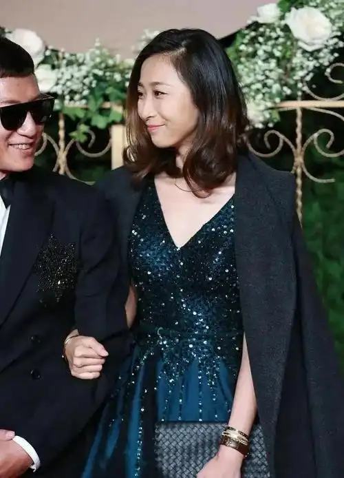 孙红雷老婆很会打扮,短裙配大衣霸气又高级,气场盖过孙红雷