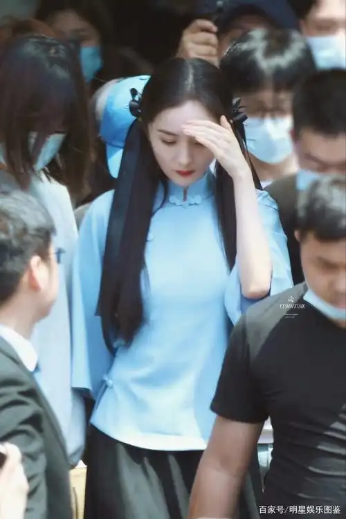 杨幂民国学生装录制《密室大逃脱》