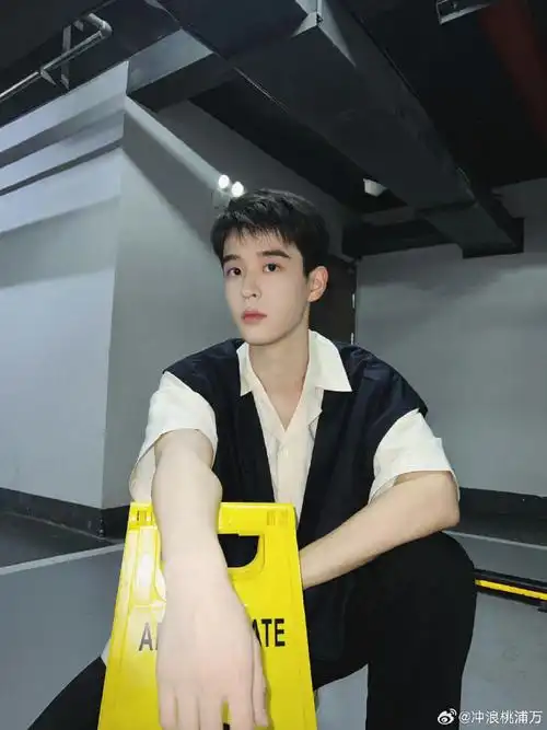 吴宇恒玩游戏把脸丢光了##吴宇恒把鞋跑飞了##快乐的大人