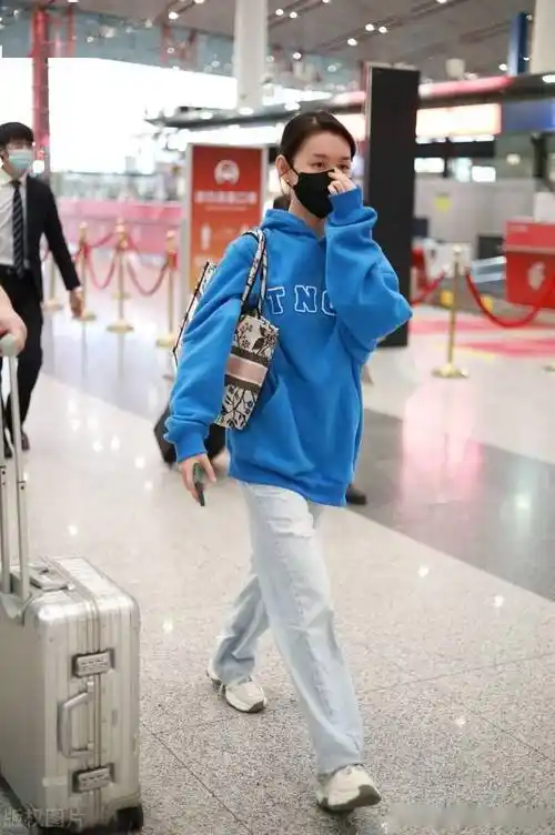 蒋依依身挎大包低调现身,身着蓝色卫衣 牛仔长裤休闲随性_机场