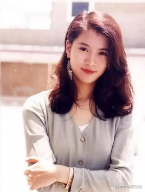 袁咏仪并不满足于仅仅当一个"花瓶港姐",她开始积极寻找进入娱乐圈的