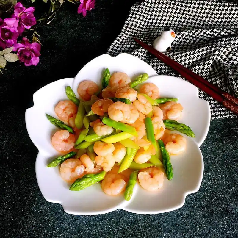 9 把熟的虾仁,芦笋放入碗中