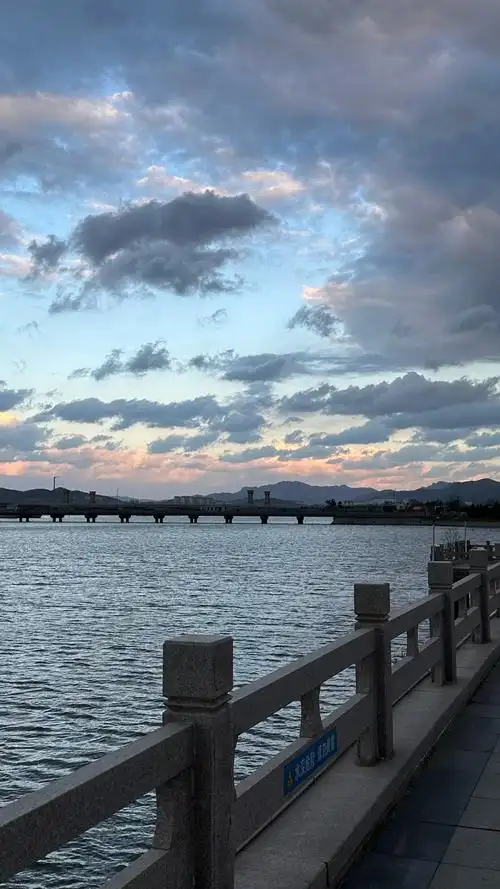 傍晚的港口美景真治愈