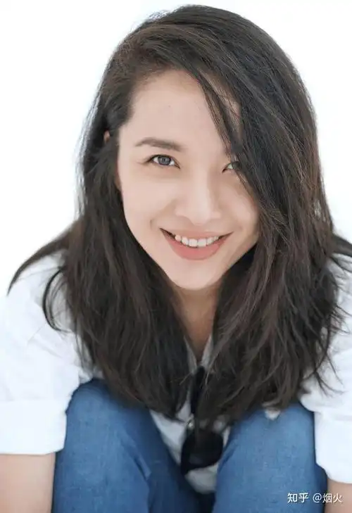 靳东,高露亲密接触,女方挽手抱臂小鸟依人,各有家室毫不避嫌 - 知乎