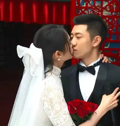 关晓彤张一山《曾少年》剧照曝光,甜蜜亲吻,网友热议:鹿晗吃醋