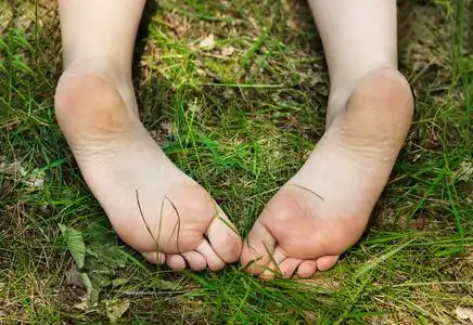 户外脚小女孩的脚在户外照片
