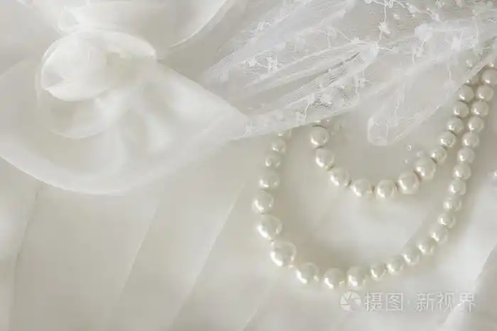 花边背景上的珍珠项链