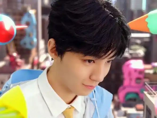 王俊凯童趣多巴胺穿搭