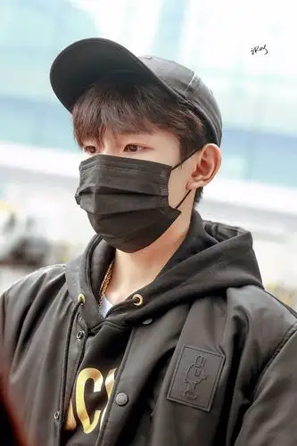 小男孩在头等舱认出戴着口罩的王源,兴奋喊出几个字,王源愣住了