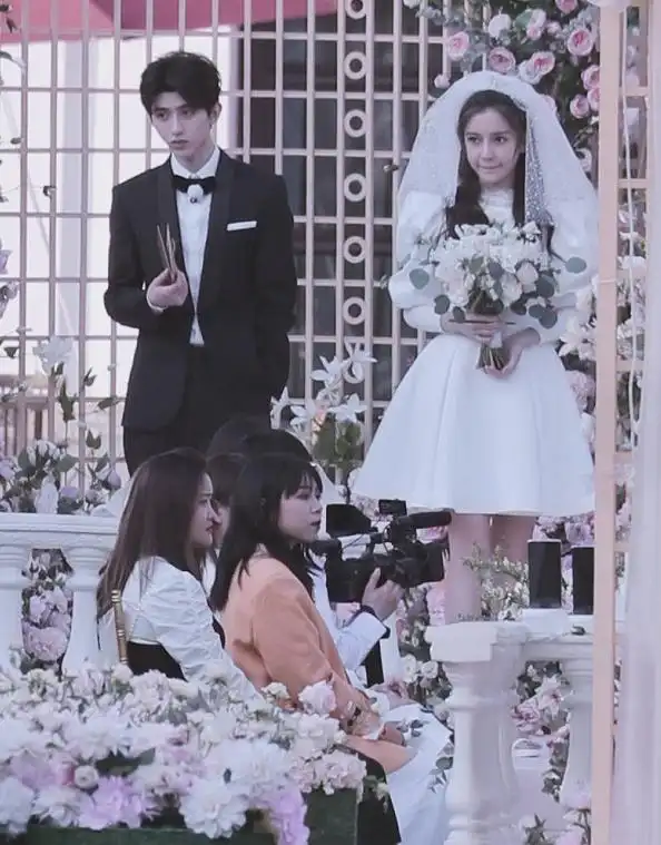 原创杨颖身穿婚纱手拿捧花和蔡徐坤同框俊男靓女一场颜值盛宴